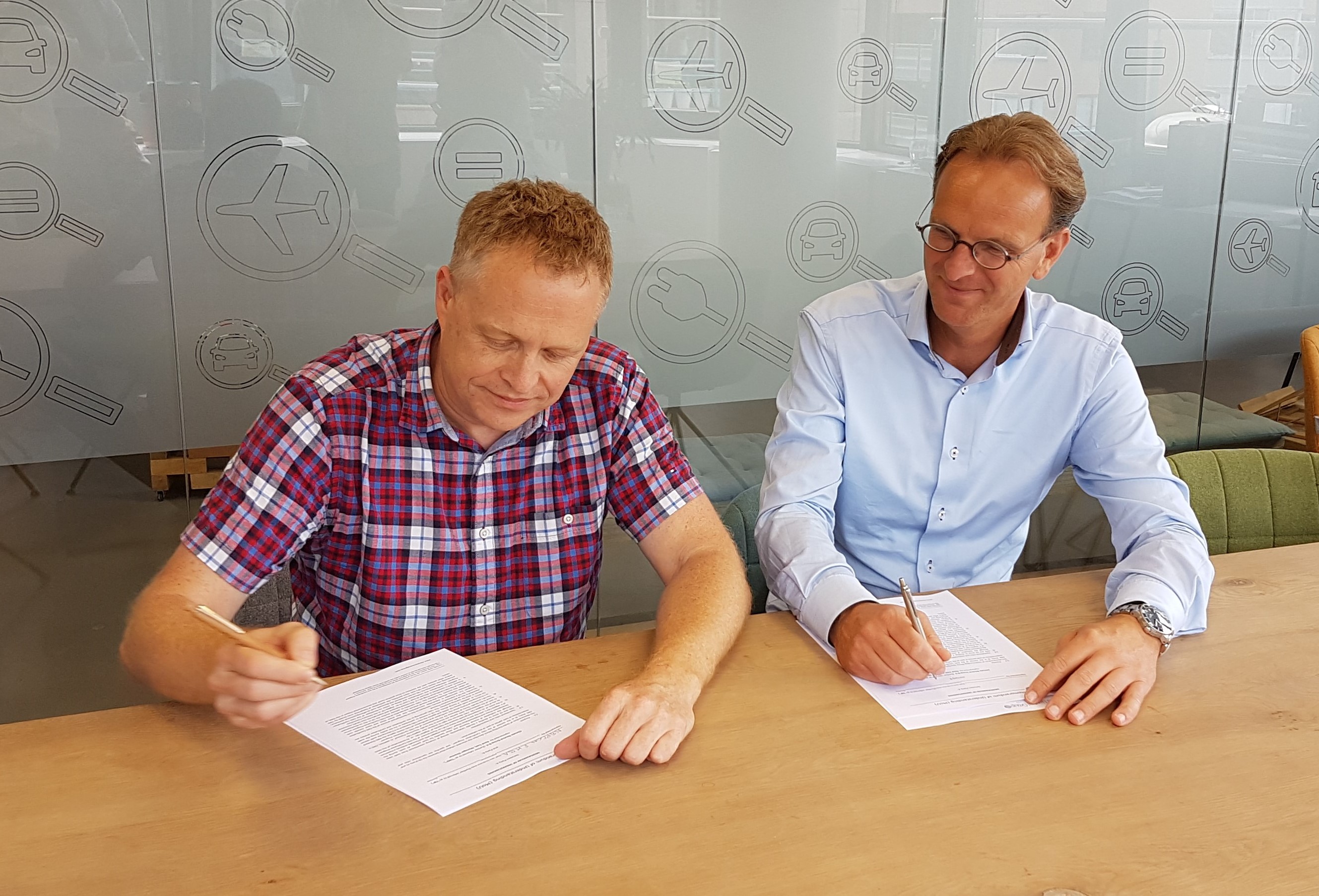 Peter Feilberg, NEPCon Executive Director and René Toet, Managing Director of Climate Neutral Group signed the partnership agreement. 