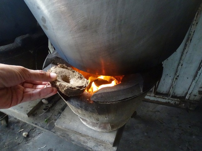 Tests: Feeding big pellet to mud cook stove